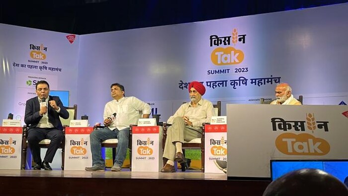 किसान तक समिट 2023 में मौजूद बायें से सिद्धार्थ ज़राबी, बिनोद आनंद, सरदार वीएस सिंह और किसान कंवल सिंह