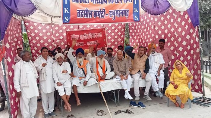 किसान हनुमानगढ़ जंक्शन स्थित कृषि उपज मंडी समिति के सामने धरना दे रहे हैं.