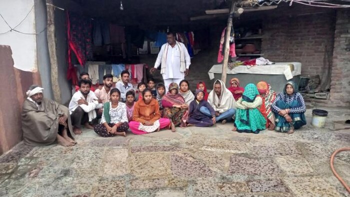 आंगन में बिखरी बारिश की बूंदें बर्बादी की कहानी कह रही हैं. फोटो- BY Arrengement