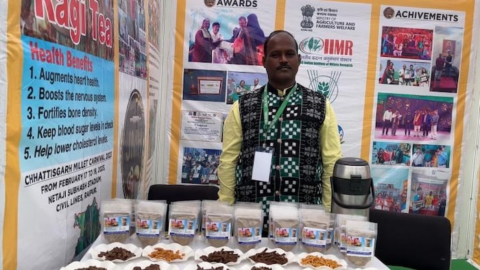 ओडिशा के रहने वाले जगन्नाथ चिनारी मिलेट रागी से चाय और अन्य प्रोडक्ट बना रहे हैं. फोटो- माधव शर्मा