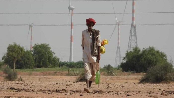 प्रतापघढ़ जिले में विंड पावर प्रोजेक्ट की अनुपयोगी जगह आदिवासी किसानों को दी जाएगी. फोटो- सुमेर सिंह सांवता