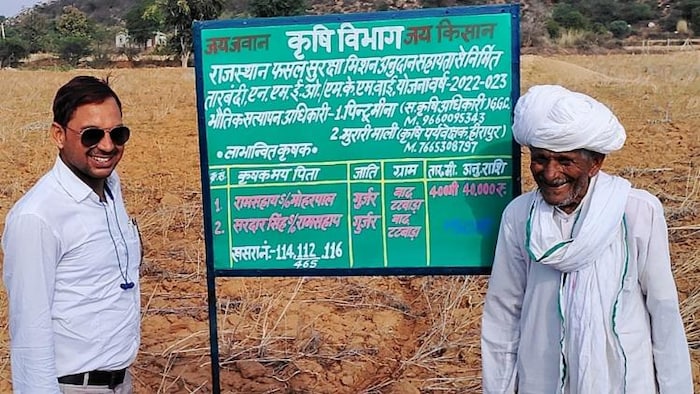 खेतों की तारबंदी के बाद मुस्कुराते किसान रामसहाय. फोटो- पिंटू मीना