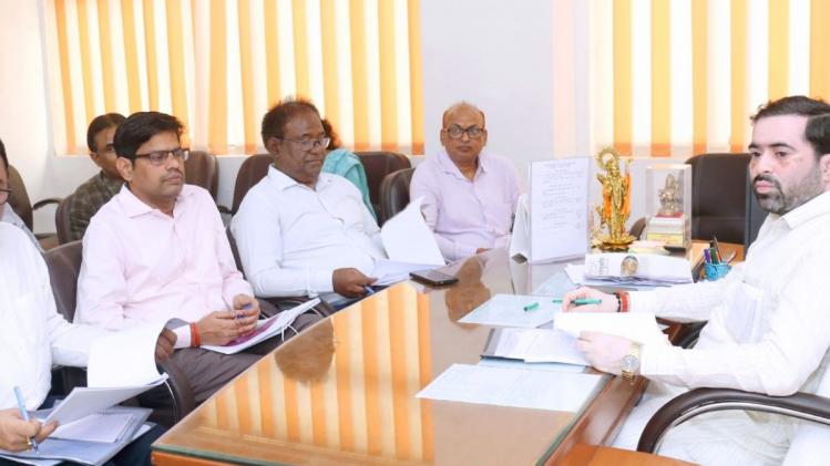 यूपी में गेहूं की खरीद की तैयारियों की समीक्षा करते खाद्य एवं रसद मंत्री सतीश चंद्र शर्मा