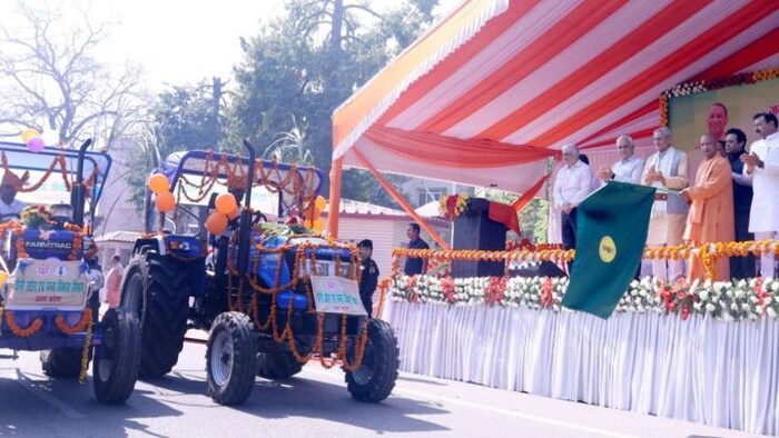 यूपी के गन्ना किसानों को सीएम योगी ने फार्म मशीनरी बैंक योजना के तहत दिए 77 ट्रैक्टर