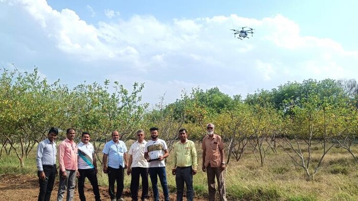 भीलवाड़ा कृषि विज्ञान केन्द्र में लाए ड्रोन का परीक्षण करते कृषि वैज्ञानिक. फोटो- Agriculture Department, Rajasthan