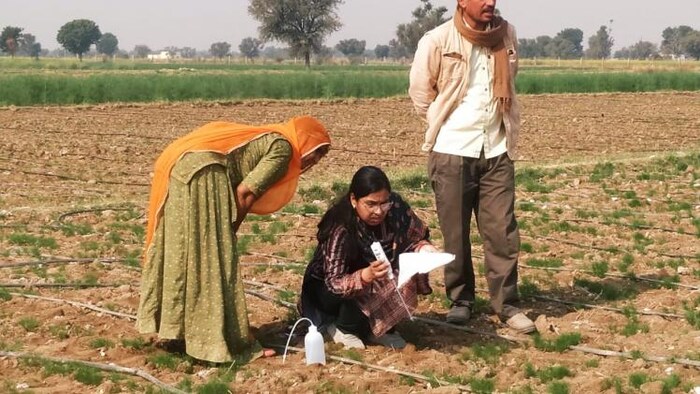 सेंटर किसानों को सीधे खेत में जाकर ट्रेनिंग देता है. फोटो साभार- भागीरथ चौधरी