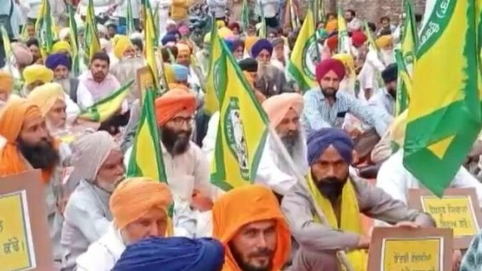 अमृतसर में फसल मुआवजे को लेकर किसानों ने किया विरोध प्रदर्शन