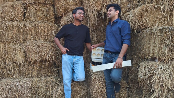 अपनी यूनिट पर अर्पित धूपर अपने साथी के साथ