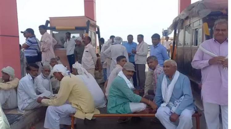 Rajasthan: मुआवजे की लेकर क‍िसानों ने सड़कों पर डाली खाट, द‍िल्ली-हर‍ियाणा रोड क‍िया जाम 