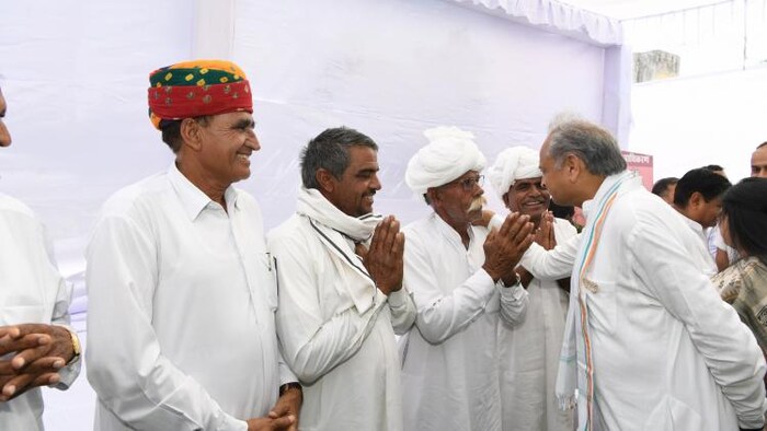 महंगाई राहत कैंपों के उद्घाटन मौके पर किसानों से मिलते मुख्यमंत्री अशोक गहलोत. फोटो- CMO