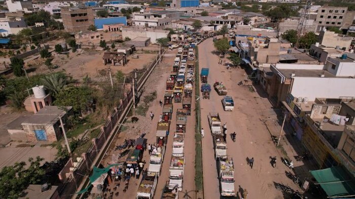 मेड़ता कृषि मंडी में जीरा सहित अन्य उपज लेकर पहुंचे किसानों के ट्रैक्टरों से शहर में जाम लग गया. फोटो- Rajendra Choudhary