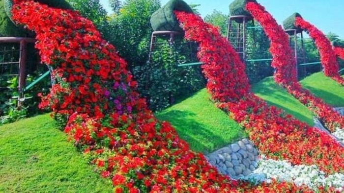 जी 20 बैठक के लिए फूलों की टोपियरी बनाकर सज रही यूपी की काशी नगरी, फोटो: यूपी सरकार