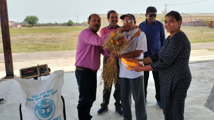 गेहूँ खरीद केंद्र पर किसान का हुआ स्वागत