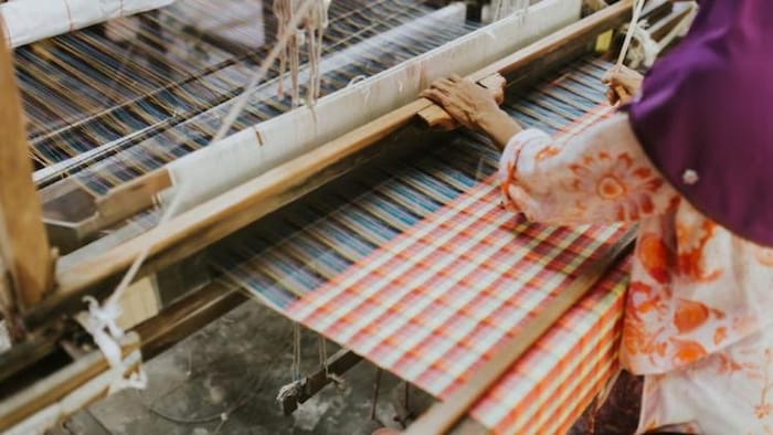 यूपी सरकार ने बुनकरों को अनुदान पर आधुनिक हैंडलूम लगाने की योजना शुरू की, फोटो साभार : फ्रीपिक