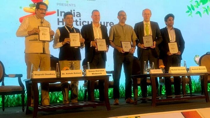 इंडिया हॉर्टिकल्चर फ्यूचर फोरम में मौजूद कृषि विशेषज्ञों का पैनल (Photo-Kisan Tak).