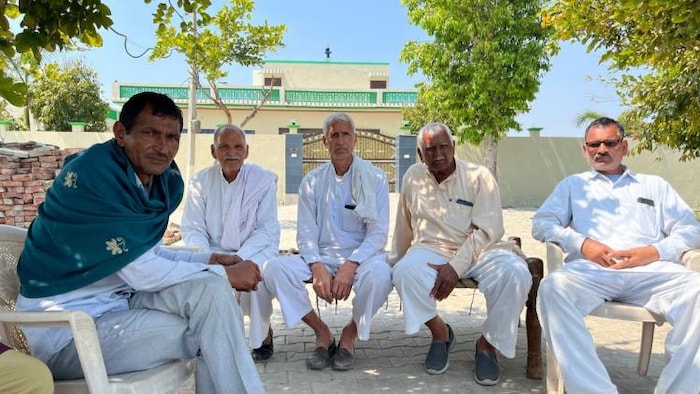 गांव की चौपाल में मौजूद पीडि़त किसान. फोटो क्रेडिट- किसान तक