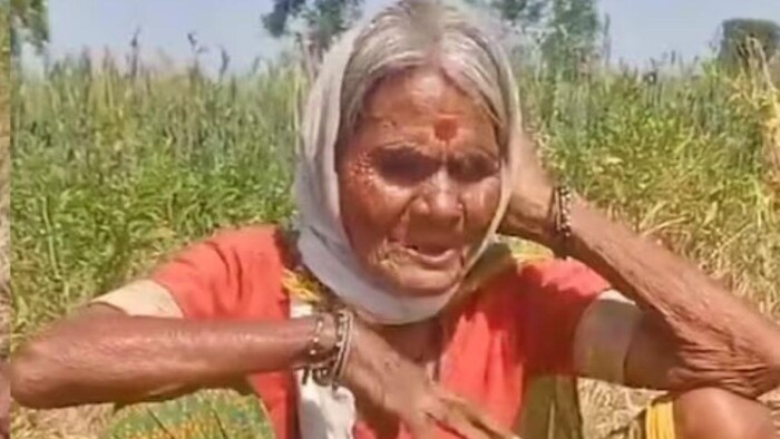 खेत में काम रही महिला किसान ने गाया गाना, (Facebook)