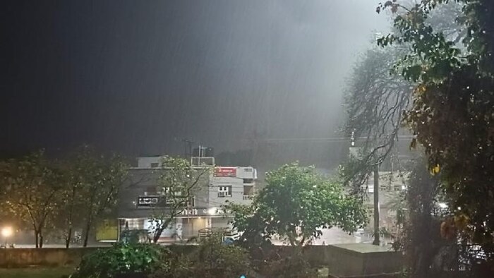 आंध्र प्रदेश के सीहोर जिले में बुधवार शाम को बारिश हुई