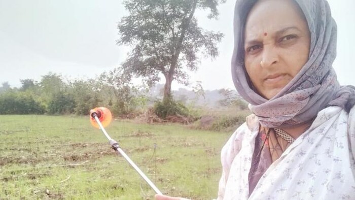 नासिक की किसान ललिता मोरे ने पति की मौत के बाद खेती शुरू की थी. फोटो किसान तक