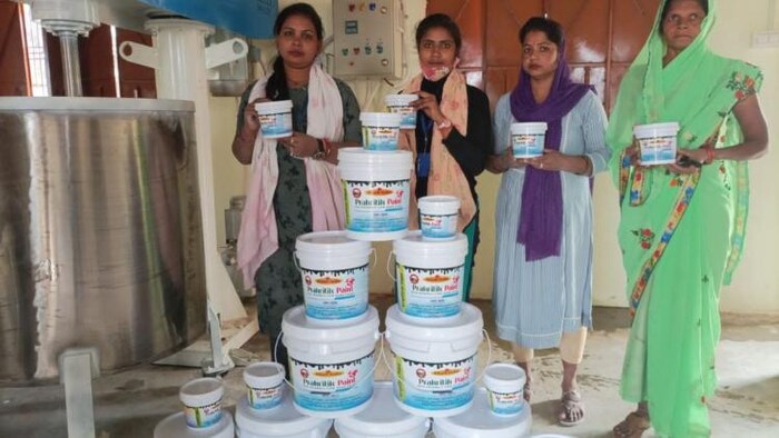यूपी की ग्रामीण महिलाओं ने गोबर से बनाया प्राकृतिक पेन्ट, फोटो: साभार यूपी सरकार