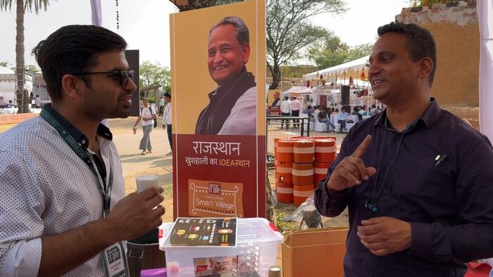 स्टॉल पर आए हुए ग्राहकों को प्रोडक्ट के बारे में बताते हुए हेमंत. फोटो- Madhav Sharma