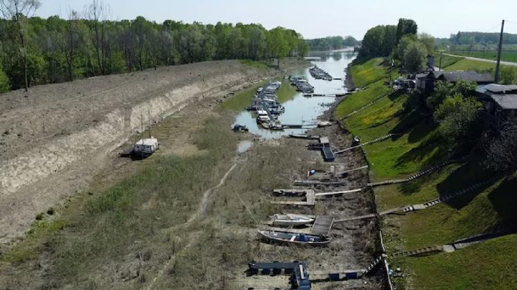 इटली की पो नदी का जलस्तर लगातार गिरता जा रहा है (फोटो-India Toda/AP)