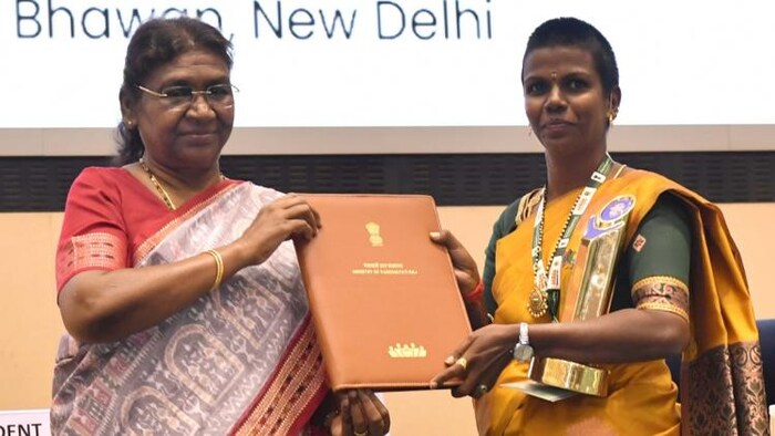 राष्ट्रीय पंचायत पुरस्कार प्रदान करती हुईं राष्ट्रपति द्रौपदी मुर्मु. (Photo-Government of India)