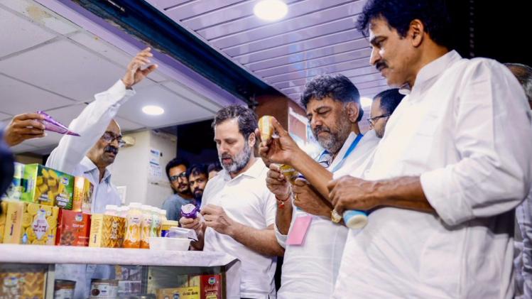 Nandini vs Amul: कर्नाटक में राहुल गांधी ने नंदिनी आइसक्रीम का उठाया लुत्फ, लिखा- "कर्नाटक का गर्व, नंदिनी इज द बेस्ट"