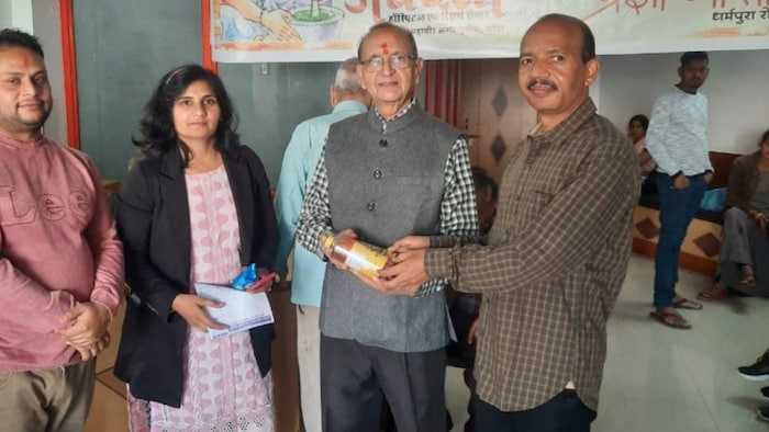 डॉक्टर राकेश चंद्र अग्रवाल संजीवनी रस देते हुए