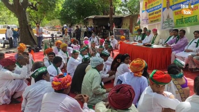 दिल्ली के जंतर-मंतर पर सरसों सत्याग्रह में शिरकत करते किसान. (Photo-Kisan Tak)