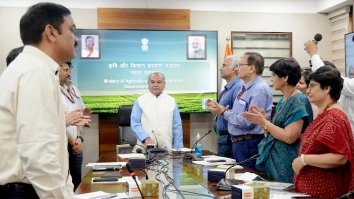 नकली बीजों पर लगाम लगाने के लिए साथी पोर्टल और ऐप की शुरुआत करते कृषि मंत्री (Photo-Kisan Tak).
