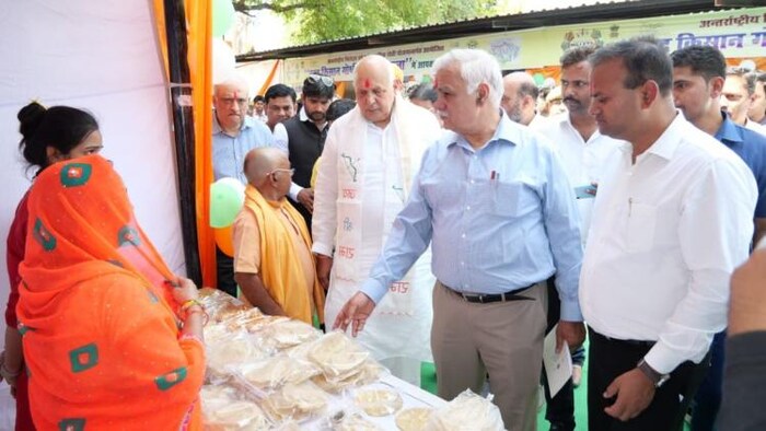 झांसी में कृषि उत्पादों के स्टॉल देखते कृषि मंत्री सूर्यप्रताप शाही और मुख्य सचिव डीएस मिश्र, फोटो : किसान तक