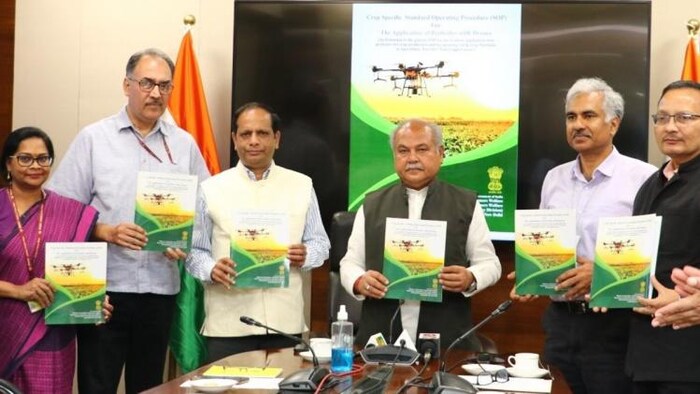 ड्रोन से कीटनाशक इस्तेमाल की एसओपी जारी करते कृषि मंत्री और अन्य अधिकारी (Photo-Ministry of Agriculture).