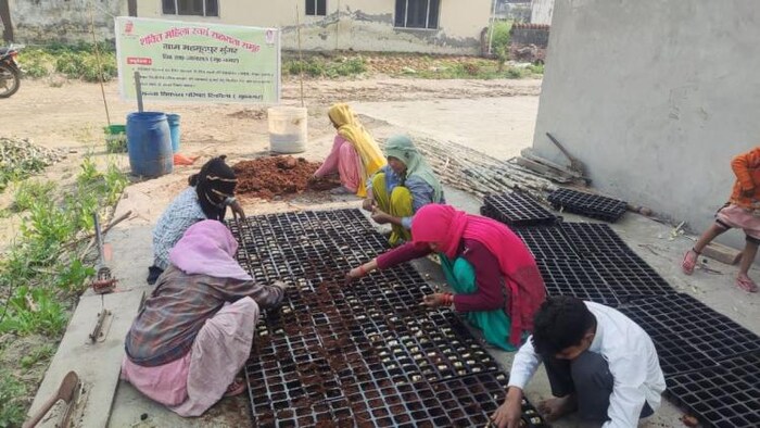 यूपी में गन्ना की बुआई से पहले गन्ना बीज तैयार करती महिलाएं, फोटो: किसान तक