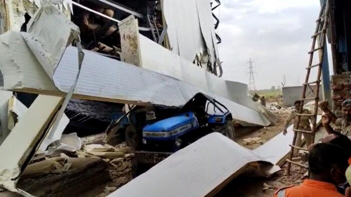 बुलंदशहर में गिरा कोल्ड स्टोरेज