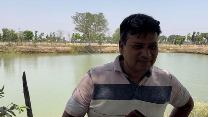 मत्स्य पालन से सालाना 5 से 6 लाख की कमाई कर रहे हैं. फोटो- 'किसान तक'
