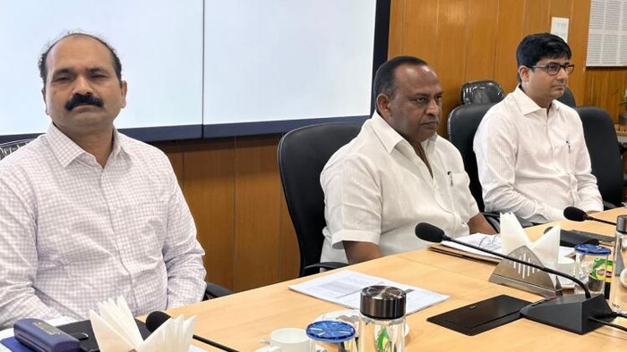 Image किसान तक : पटना के कृषि भवन में चौथे कृषि रोड मैप में उद्यान से संबंधित घटकों पर चर्चा विमर्श करते हुए कृषि मंत्री