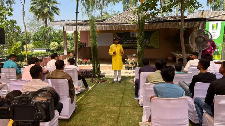 आकाश चौरसिया, मल्टी-लेयर फार्मिंग विशेषज्ञ