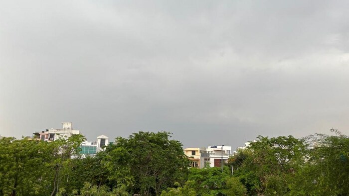 राजधानी जयपुर में छाए घने काले बादल. हल्की बूंदाबांदी भी जयपुर में हो रही है. फोटो- Madhav Sharma