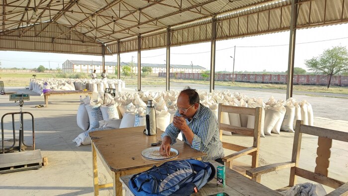 सरकारी गेहूँ खरीद केंद्र पर सन्नाता