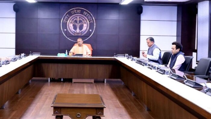 यूपी में मौसम खराब होने से फसलों को हुए नुकसान की समीक्षा करते सीएम योगी