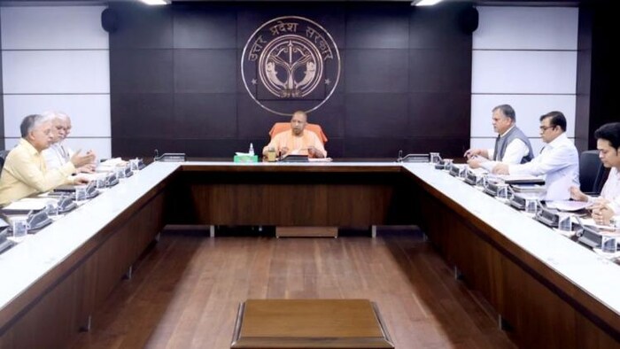 यूपी में निराश्रित गोवंश के संरक्षण की समीक्षा करते सीएम योगी, फोटो :साभार यूपी सरकार