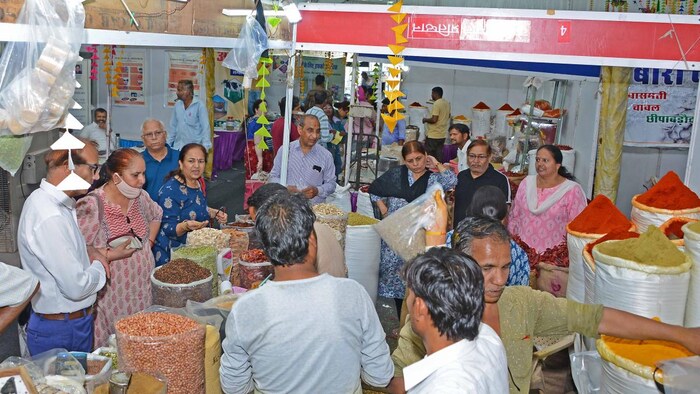 जयपुर में लग रहे मसाला मेला में उमड़ी लोगों की भीड़. फोटो- DIPR