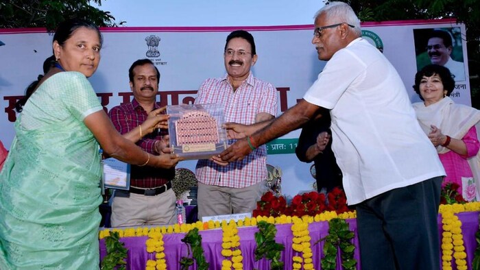 मसाला मेले में समितियों को कई श्रेणी में पुरस्कार देकर सम्मानित किया गया. फोटो- DIPR