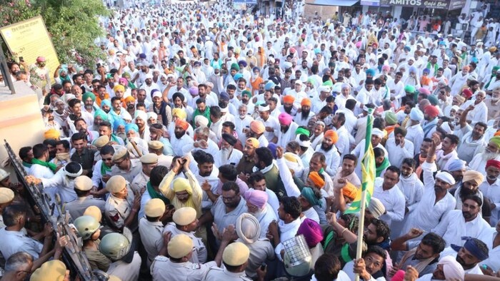 कलेक्ट्रेट के घेराव में मौजूद सैंकड़ों किसान. फोटो साभार- GKS
