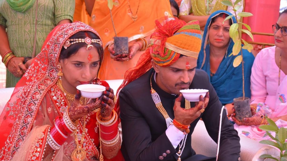 Millets Special: सदियों पुरानी परंपरा बदली, शादी में मोटे अनाजों का खाना, घराती-बरातियों को पिलाई राबड़ी Millets Special: सदियों पुरानी परंपरा बदली, शादी में मोटे अनाजों का खाना, घराती-बरातियों को पिलाई राबड़ी