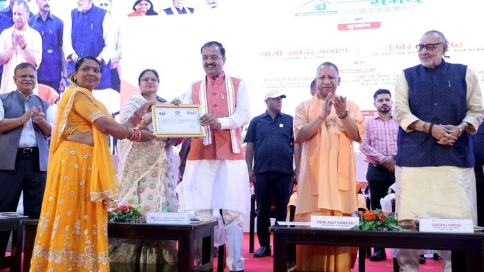 लखनऊ में आयोजित बीसी सखी सम्मेलन में बीसी सखियों को सम्मानित किया गया, फोटो: यूपी सरकार