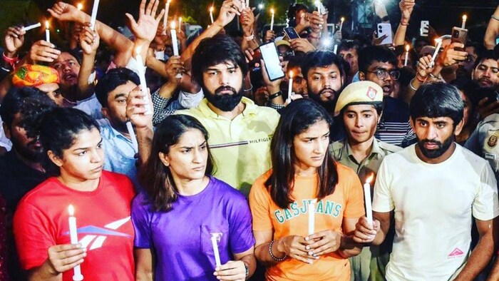 पहलवानों ने जंतर-मंतर पर निकाला कैंडल मार्च, फोटो साभार: Sakshee Malikkh ट्विटर