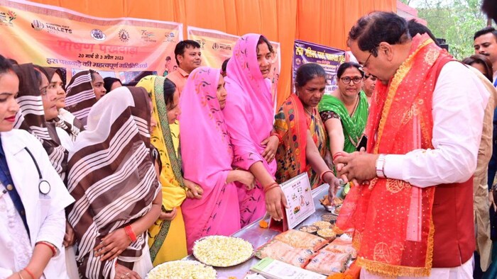 यूपी में स्वयं सहायता समूह की महिलाएं स्थानीय उत्पाद बनाकर कर रही कमाई, फाइल फोटो: किसान तक