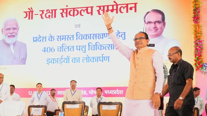 सीएम शिवराज ने दिखाई 406 पशु एंबुलेंस को हरी झंडी, (twitter)